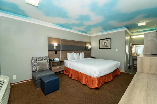 Hollywood Palms Inns & Suites image 12