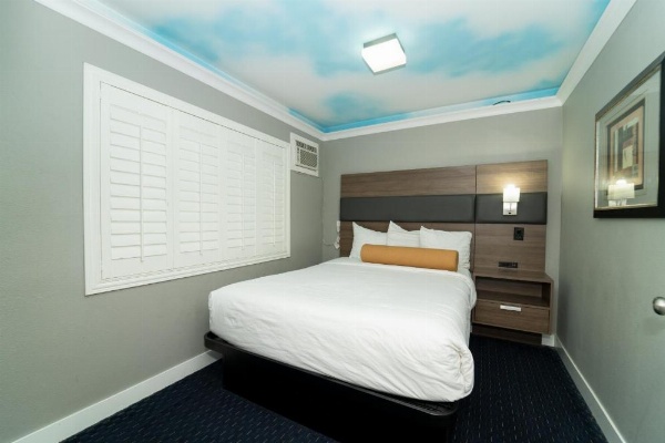 Hollywood Palms Inns & Suites image 14