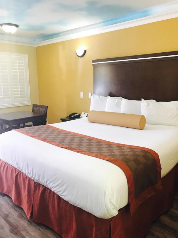 Hollywood Palms Inns & Suites image 15