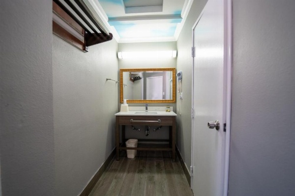 Hollywood Palms Inns & Suites image 31